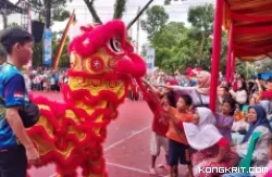 Berhasil Curi Perhatian Pengunjung, Aksi Barongsai dari HTT Meriahkan Festival Muaro Padang di Hari Kedua