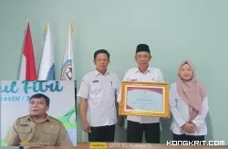 Kades Karangtalun didampingi Sekdes dan stafnya saat menunjukkan piagam penghargaan Replikasi Desa Anti Korupsi Provinsi Jatim  (Insert : Kepala Inspektorat Tulungagung saat dikonfirmasi wartawan)