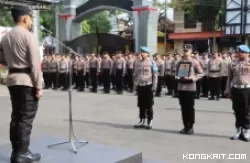 Kapolres Tulungagung saat memimpin upacara PTDH Aiptu Udi Cahyono di halaman Mapolres setempat