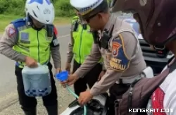 Anggota Satlantas Polres Tulungagung saat bantu pengendara motor yang kehabisan BBM di JLS