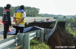 Tol Bocimi yang amblas akibat longsor. (Foto: detik.com)