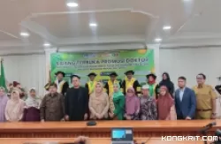 Laynita Sari berfoto bersama usai diwisuda sebagai Doktor di UPI YPTK Padang