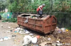 Masyarakat Diminta Disiplin dalam Membuang Sampah, Petugas Kebersihan Kota Solok Hadapi Tantangan