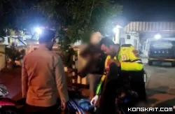 Anggota Polres Tulungagung saat merazia isi jok motor salah satu pengendara