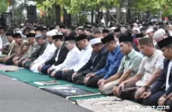 Pemko Payakumbuh Gelar Sholat Idul Fitri 1445 H di Halaman Kantor Balaikota