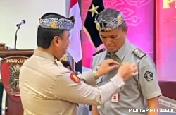 Pj Wako Pariaman Dianugerahi Pin Emas oleh Polri untuk Pengabdiannya dalam Pembentukan Peraturan Perundang-undangan