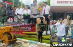 Kapolres Tulungagung bersama Forkopimda saat memotong knalpot brong dan pemusnahan botol miras di halaman kantor Pemkab setempat