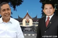 H.Epyardi Asda dan H.John Kenedy Azis (Latar: Kantor Gubernur Provinsi Sumatera Barat)