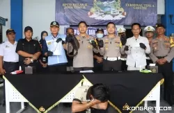 Kapolres Tulungagung AKBP Teuku Arsya Khadafi didampingi Kasatlantas AKP Jodi Indrawan, petugas BNNK dan Satrenarkoba Polres Tulungagung saat menunjukkan BB