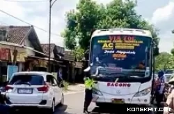 Petugas Satlantas Polres Tulungagung saat memberhentikan bus yang melawan arah