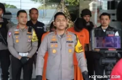 Kapolres Tulungagung didampingi Kasatlantas, Kasat Narkoba dan Kasi Humas Polres Tulungagung saat dikonfirmasi sejumlah awak media di halaman Mapolres setempat