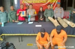 Kapolres Tulungagung bersama Kanit Pidsus dan Adm KPH Blitar tunjukan barang bukti kasus ilegal logging.
