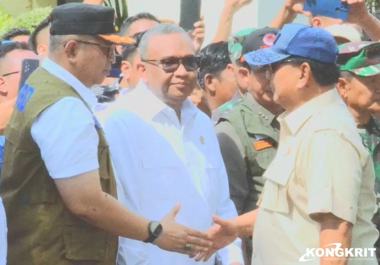 Bantu Korban Bencana Alam di Sumbar, Prabowo Subianto Serahkan Bantuan Kemanusiaan