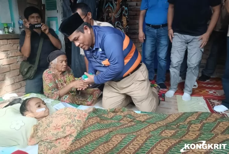 Bupati Padang Pariaman Besuk Adelia Korban Luka Bakar Kelalaian Temannya, Pastikan Beri Perawatan Intensif