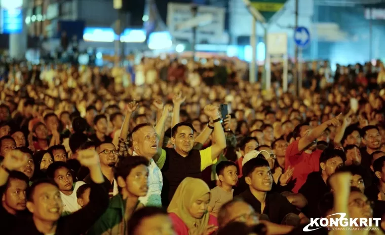 Wawako dan ribuan warga Kota Solok memadati jalan utama di depan Taman Syekh Kukut Kota Solok dalam acara Nobar pertandingan semifinal Piala Asia U-23 antara Timnas Indonesia melawan Uzbekistan, Senin 29 April 2024 malam.