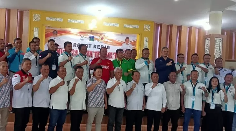 Pengurus KONI Tebingtinggi bersama Pengurus Cabor berfoto bersama usai Raker.