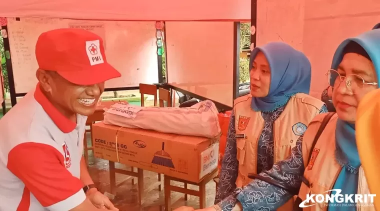 Ketua Tim Penggerak PKK bersama LKKS Agam Salurkan Bantuan untuk Korban Banjir Lahar Dingin