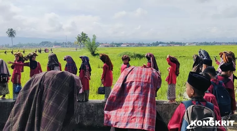 Lestarikan Budaya Solok, SDN 03 Kampung Jawa Gelar Ritual Tolak Bala (Foto: Endang Susilowati).