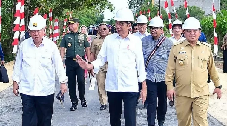 Presiden Jokowi beserta rombongan saat akan meresmikan ruas jalan nasional dan Inpres Jalan Daerah (IJD)