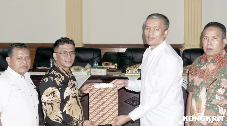 Rapat Paripurna, DPRD Pariaman bersama Pj Wako Sahkan Lima Ranperda menjadi Perda
