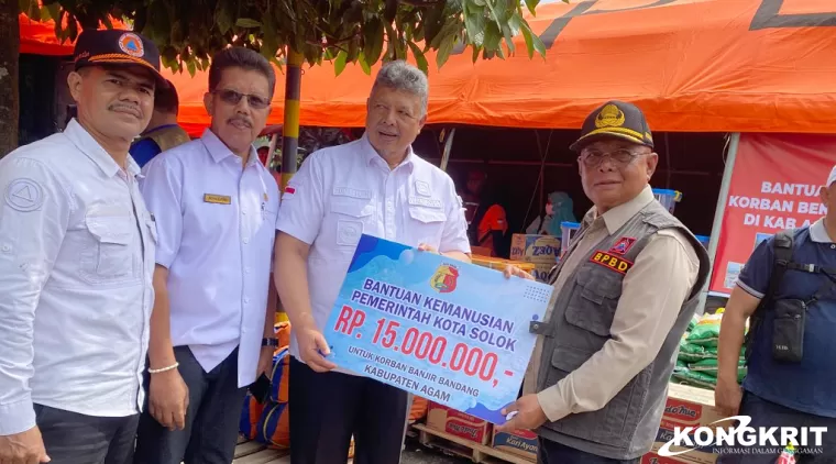 Wali Kota Solok Serahkan Bantuan Hingga Rp 15 Juta untuk Korban Banjir Bandang di Bukik Batabuah Agam