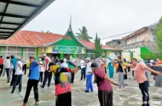 Dinkes Pimpin Kegiatan Senam Haji untuk Jaga Kebugaran Calon Jemaah Haji Kota Solok