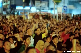 Wawako dan ribuan warga Kota Solok memadati jalan utama di depan Taman Syekh Kukut Kota Solok dalam acara Nobar pertandingan semifinal Piala Asia U-23 antara Timnas Indonesia melawan Uzbekistan, Senin 29 April 2024 malam.