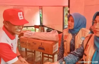 Ketua Tim Penggerak PKK bersama LKKS Agam Salurkan Bantuan untuk Korban Banjir Lahar Dingin