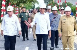 Presiden Jokowi beserta rombongan saat akan meresmikan ruas jalan nasional dan Inpres Jalan Daerah (IJD)