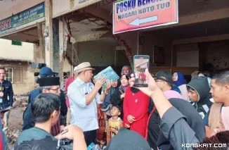 Tim Otewe Sumbar Peduli Bersama Epyardi Asda Salurkan Bantuan untuk Korban Banjir Bandang di Agam dan Tanah Datar