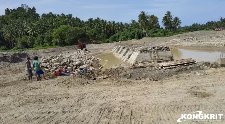 Beberapa orang pekerja terlihat di lokasi Bendung /Chek Dam Sungai Limau tanpa menggunakan APD Lengkap, Kamis (20/6/2024)
