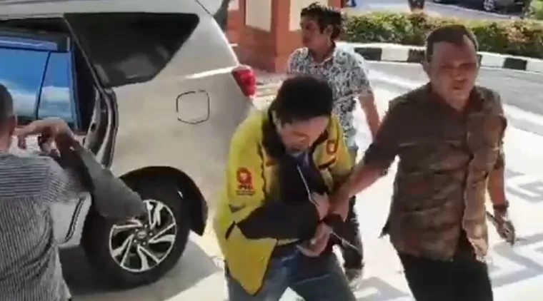 TW Direktur CV. Sinar Berkat digelandang ke Kantor Kejati Kalbar untuk pemeriksaan