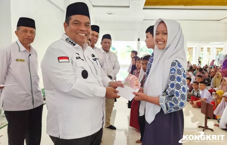 Suhatri Bur Serahkan Beasiswa Rp 1,554 Miliar kepada 3.722 Siswa SD dan SMP di Padang Pariaman
