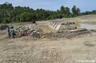 Beberapa orang pekerja terlihat di lokasi Bendung /Chek Dam Sungai Limau tanpa menggunakan APD Lengkap, Kamis (20/6/2024)