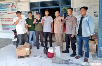Kadis Perikanan Kepulauan Mentawai Serahkan Mesin Long Tail kepada Kelompok Nelayan di Siberut Barat Daya