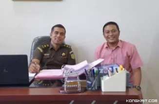 Kasi Pidsus, Yandi Mustiqa bersama wartawan Kongkrit.com berfoto bersama usai wawancara terkait perkembangan kasus dugaan korupsi  Rekonstruksi Jalan Sikayan Ruas Jambak - Lubuk Simantuang yang sedang ditangani Pidsus Kejari Pariaman, Selasa (25/6/2024)