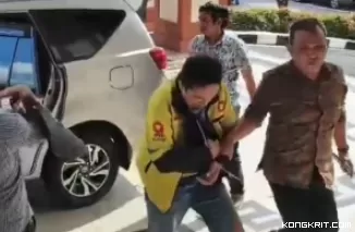 TW Direktur CV. Sinar Berkat digelandang ke Kantor Kejati Kalbar untuk pemeriksaan