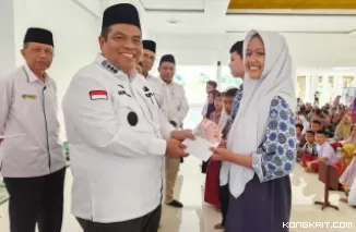 Suhatri Bur Serahkan Beasiswa Rp 1,554 Miliar kepada 3.722 Siswa SD dan SMP di Padang Pariaman