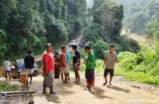 Tarik Tambang Unik di Sijunjung : Mobil L300 Lawan 11 Manusia