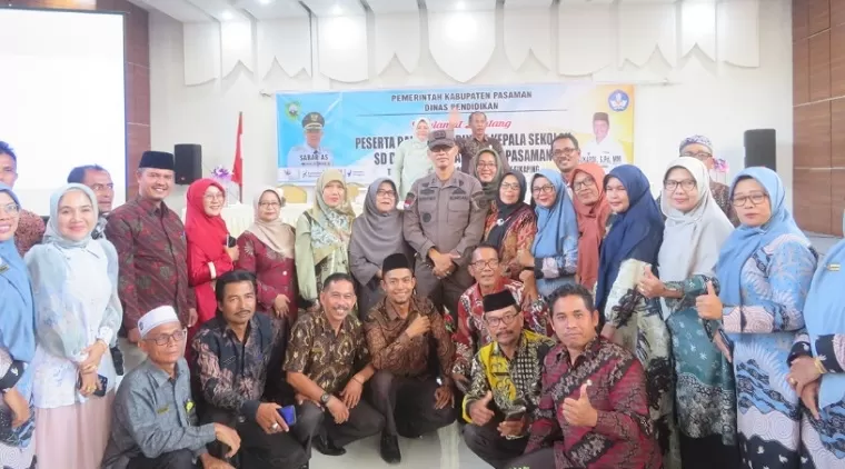 Kajari Pasaman, Sobeng Suradal berfoto bersama dengan kepala sekolah peserta rakor.