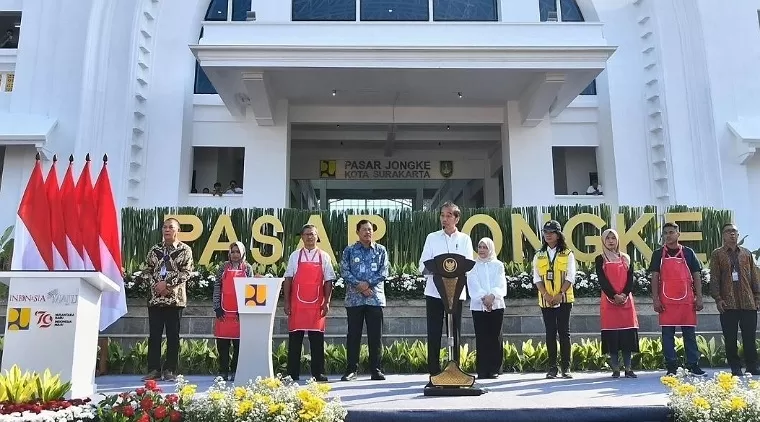 Presiden Jokowi saat meresmikan Pasar Jongke Surakarta, Sabtu (27/7/2024).