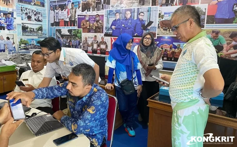 Percepat Transformasi Digital, Disdukcapil Kota Padang Pandu Pengisian IKD di PDAM Kota Padang