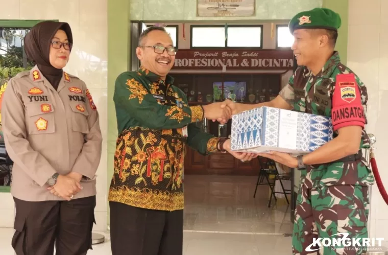 Pj Wako Payakumbuh Serahkan Bantuan untuk Masyarakat Papua di Markas Batalyon 131BRS