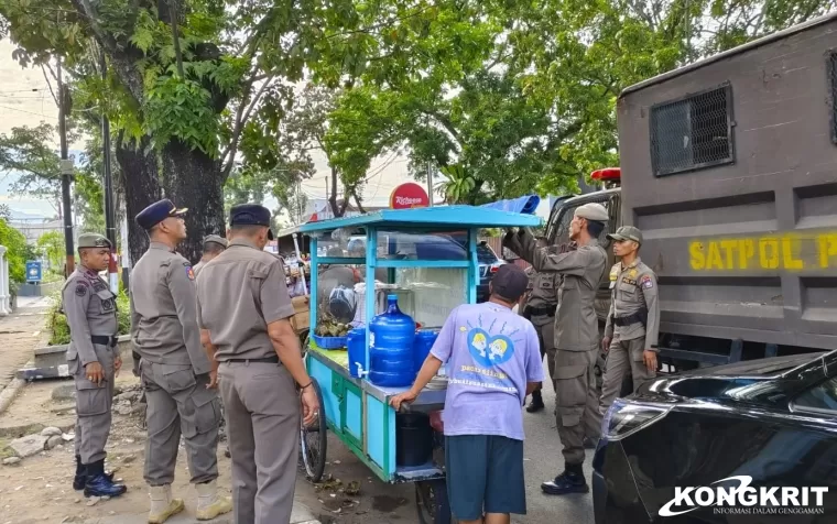 Satpol PP Padang Tertibkan Sejumlah PKL di Pantai Cimpago dan Jalan Ahmad Yani
