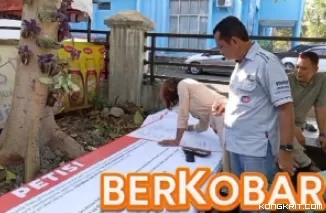 Salah seorang wartawan media online menandatangani petisi