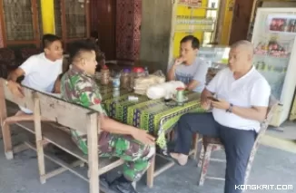 Babinsa Koramil 01PRM Gelar Komsos di Desa Jati Mudiak untuk Pererat Silaturahmi