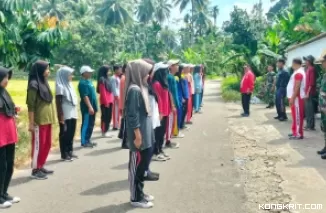 Babinsa Koramil 03Sungai Sariak dan Bhabinkamtibmas Latih Paskibra Kecamatan Menyambut HUT RI ke-79