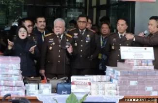 Pihak penyidik memperlihatkan sejumlah barang bukti