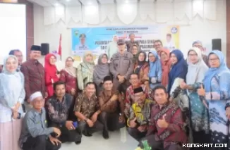 Kajari Pasaman, Sobeng Suradal berfoto bersama dengan kepala sekolah peserta rakor.