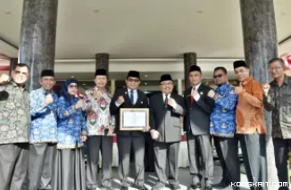 Pemko Padang Terima Penghargaan atas Inovasi Pembiayaan Koperasi dan UKM dari Gubernur Sumbar